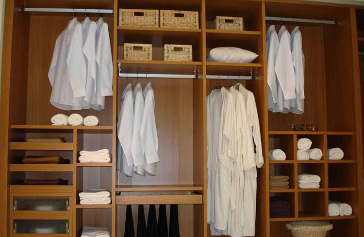 定制衣柜實(shí)木和芯板材料哪種好？區(qū)別在這里