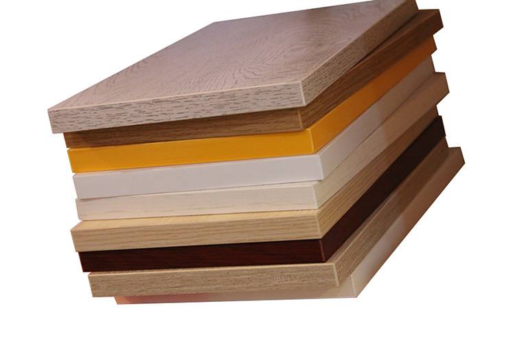 定制衣柜實(shí)木和芯板材料哪種好？區(qū)別在這里