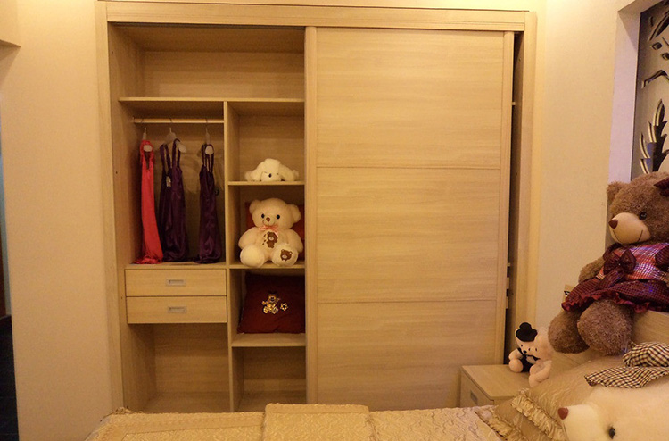 定制衣柜實(shí)木和芯板材料哪種好？區(qū)別在這里