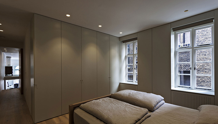 定制衣柜實(shí)木和芯板材料哪種好？區(qū)別在這里